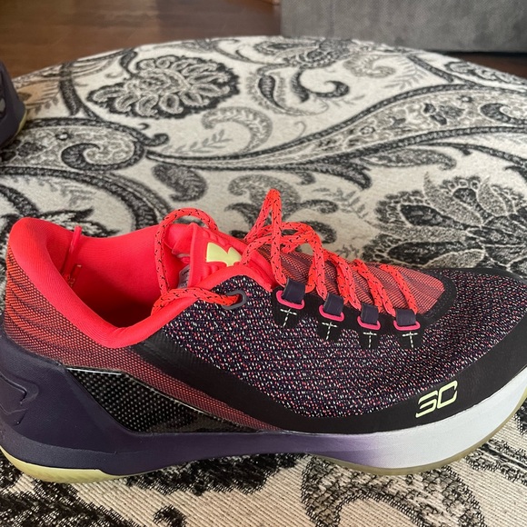 Steph Curry low basketball shoes - Picture 5 of 7